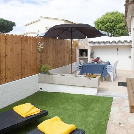 Gerkens, Bonita Casa De Tres Con Piscina Comunitaria En Escala Holiday home