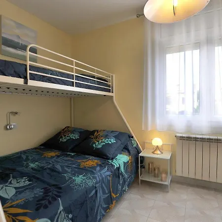 Gerkens, Bonita Casa De Tres Con Piscina Comunitaria En Escala *