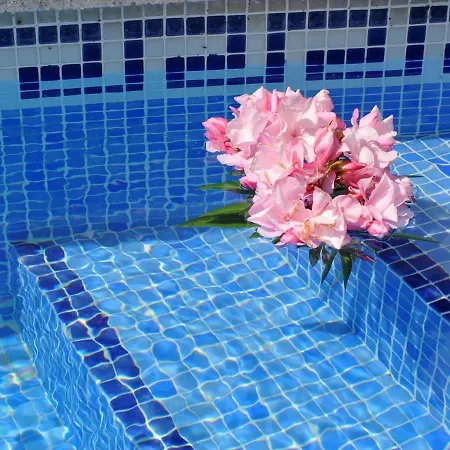 Gerkens, Bonita Casa De Tres Con Piscina Comunitaria En Escala *