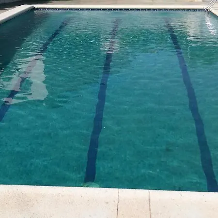 Gerkens, Bonita Casa De Tres Con Piscina Comunitaria En Escala